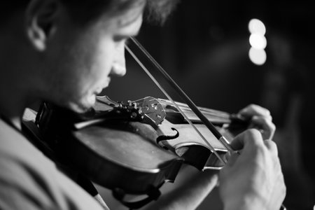 A man plays the violin on the stage of closeの写真素材
