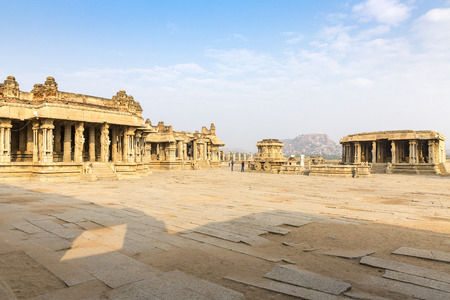 Garuda stone chariot and Vitthala temple gopuram, Hampi, Karnataka, Indiaのeditorial素材