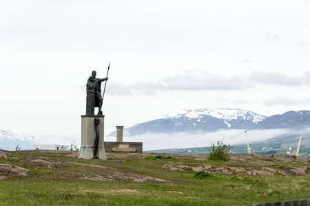 Helgi Magri Eyvindarson and his wife, statue on Brekkugata, Akureyri, northern Iceland, Europeのeditorial素材