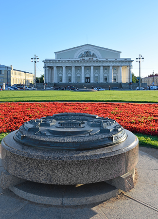 Memorable sign "the spit of Vasilyevsky island" and look at the Naval Museum in St. Petersburg vertically Sunny summer dayのeditorial素材