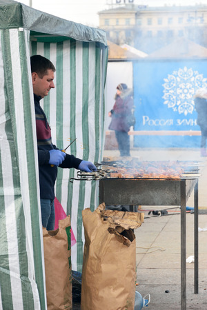 ST.PETERSBURG, RUSSIA - MARCH 13, 2016: The chef is grilling shish kebabs in the grill on the street on the holiday of Maslenitsa at Moscow squareのeditorial素材
