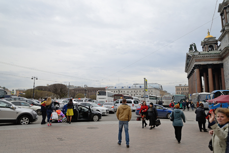 ST.PETERSBURG, RUSSIA - APRIL 28, 2016: Traffic on St. Isaac's square in Saint-Petersburgのeditorial素材