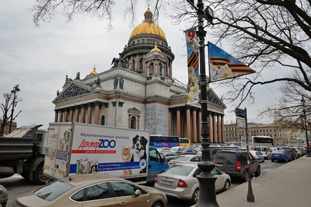 ST.PETERSBURG, RUSSIA - APRIL 28, 2016: Traffic on St. Isaac's square in Saint-Petersburgのeditorial素材