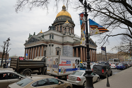 ST.PETERSBURG, RUSSIA - APRIL 28, 2016: Traffic on St. Isaac's square in Saint-Petersburgのeditorial素材