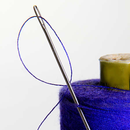 needle and thread on a white background. close-up.の写真素材