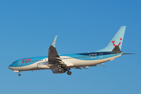 TENERIFE, SPAIN - AUGUST 10: Tui Boeing 737 is landing at Tenerife South airport on August 10, 2016.のeditorial素材