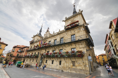 LEON, SPAIN - AUGUST 22: Tourist visiting Leon council building on a rainy day on August 22, 2016 in Leon, Spain.のeditorial素材