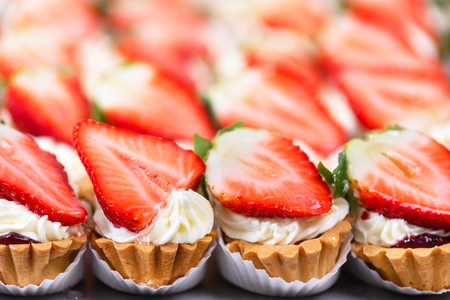Delicious strawberries cheesecakes tartlets with fresh strawberries.の写真素材