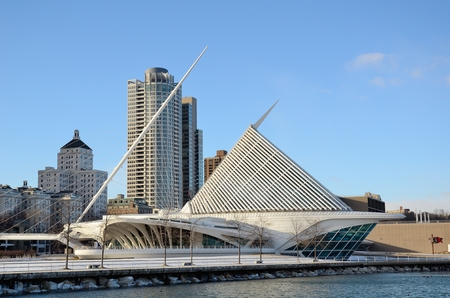 Milwaukee Art Museum and Downtown Skylineのeditorial素材