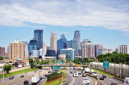 Photo pour MINNEAPOLIS, MN, USA - JUNE 30 2016: Downtown Minneapolis Minnesota Skyline and Interstate Highway 35W - image libre de droit