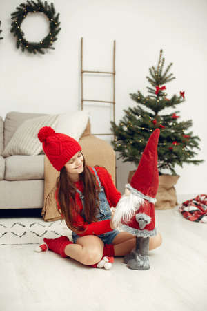 Little girl spends time in the holiday roomの写真素材