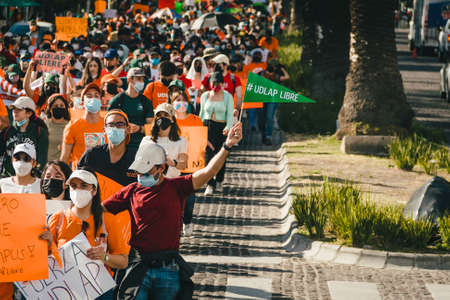 UDLAP students demonstrated for the fourth day to demand the legal surrender of their campus.のeditorial素材