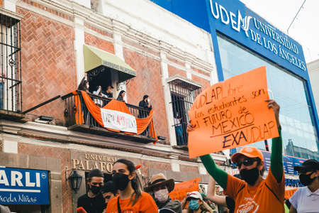 UDLAP students demonstrated for the fourth day to demand the legal surrender of their campus.