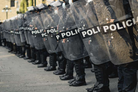 Mexican police women prepare to repress feminist protest