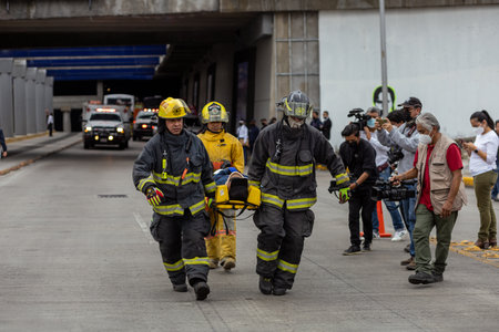 Emergency forces participated in a drill at the JuÃ¡rez-Serdan road interchange to commemorate the earthquakes of September 19, 1985 and 2017.のeditorial素材