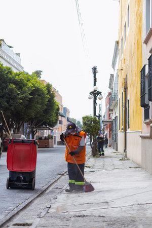 Citizens sweep the streets due to the fall of volcanic ash from PopocatepÃ©tl, which occurred on May 21 during the eruption of PopocatepÃ©tlのeditorial素材