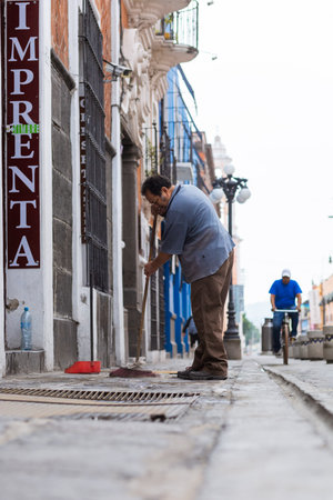 Citizens sweep the streets due to the fall of volcanic ash from PopocatepÃ©tl, which occurred on May 21 during the eruption of PopocatepÃ©tlのeditorial素材