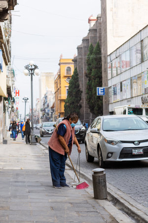 Citizens sweep the streets due to the fall of volcanic ash from PopocatepÃ©tl, which occurred on May 21 during the eruption of PopocatepÃ©tlのeditorial素材