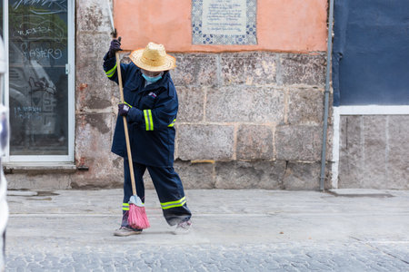 Citizens sweep the streets due to the fall of volcanic ash from PopocatepÃ©tl, which occurred on May 21 during the eruption of PopocatepÃ©tlのeditorial素材