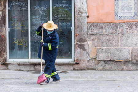 Citizens sweep the streets due to the fall of volcanic ash from PopocatepÃ©tl, which occurred on May 21 during the eruption of PopocatepÃ©tlのeditorial素材