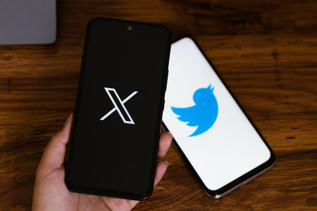 New Twitter X logo. Twitter changed the logo of the application with X. Twitter News. X new social media.のeditorial素材