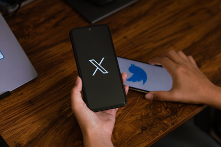 New Twitter X logo. Twitter changed the logo of the application with X. Twitter News. X new social media.のeditorial素材