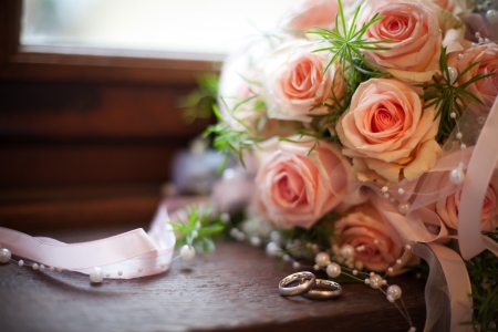 rosy roses wedding pink with white gold ringsの写真素材