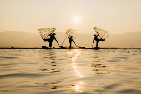 Fisherman Silhouette at Sunset, Inle lake, Myanmar , Burmaの素材 [FY310100030053]