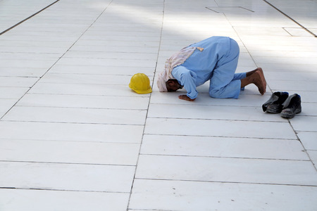 MECCA, SAUDI ARABIA - FAB 5: Praying outside kaaba, Muslim workers on Fabruary 5, 2015 in Mecca, Saudi Arabia. Muslims all around the world face the Kaaba during prayer time.のeditorial素材