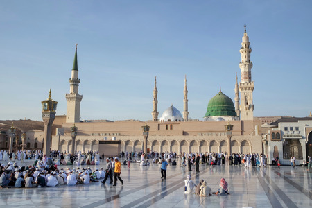 MEDINA, KINGDOM OF SAUDI ARABIA KSA - JAN 31: Muslims marching in front of the mosque of the Prophet Muhammad on January 31, 2015 in Medina, KSA. Prophet's tomb is under the green dome.のeditorial素材