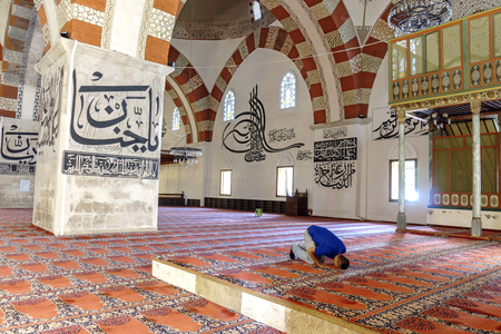 EDIRNE - TURKEY, JULY 12: Undefined muslims praying in Edirne Old Mosque on july 12, 2016. The Old Mosque is an early 15th century Ottoman mosque in Edirne, Turkeyのeditorial素材
