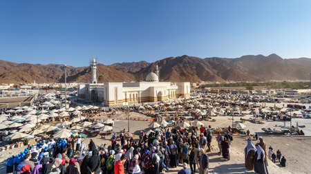 MEDINA, SAUDI ARABIA - FEB 02: Muslims who came to visit the martyrs of Uhud on February 02, 2017 in Medina, KSA. General view of the battle of Uhud top archersのeditorial素材