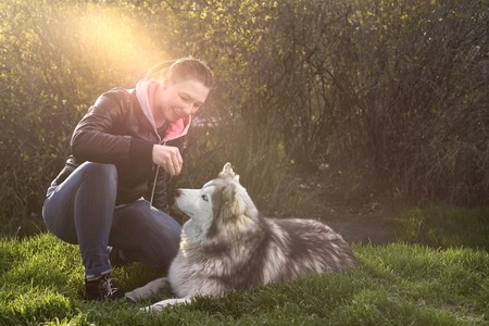 Husky woman walks in the parkの写真素材