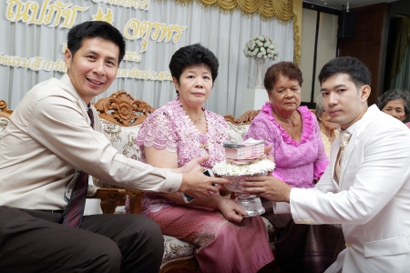 SONGKLA THAILAND -SEPTEMBER 27  Wedding ceremony SEPTEMBER 27 2013, Songkla Thailandのeditorial素材