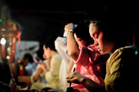 BANGKOK ,THAILAND - Octomber ,01 ,2011:Chinese opera actress painting face for show stage Drama in China Town ,Bangkok ,Thailand.のeditorial素材