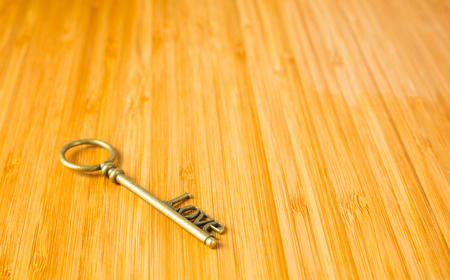 Gold heart key with wood board.の写真素材