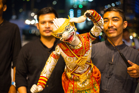 BANGKOK ,THAILAND - November 26 ,2016 : Thiland dramatic Khon Thai literature art ,using hand for control Monky doll in Bangkok Thailand.のeditorial素材