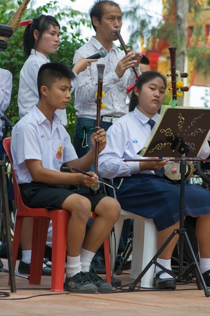 Hua Hin, THAILAND - November 5 : Unidentified Thai musicians are performing  traditional Thai instrument during Buddha day festival on November 5, 2011 at Borfai Temple in Hua Hin Thailand.のeditorial素材