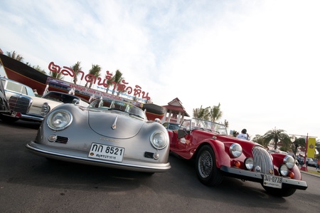 Hua Hin - December 16: Vintage cars on display in Hua Hin Vintage Cars Parade Festival 2011 at Hua Hin floating market on December 16, 2011 in Hua Hin, Thailand.のeditorial素材