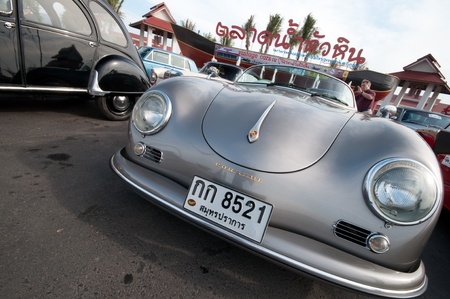 Hua Hin - December 16: Vintage cars on display in Hua Hin Vintage Cars Parade Festival 2011 at Hua Hin floating market on December 16, 2011 in Hua Hin, Thailand.のeditorial素材