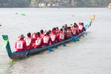 HUA HIN, THAILAND - DECEMBER 25 : Participants in the Hua Hin Long Boat Competition 2011 on December 25, 2011 in The Khotao Lake , Hua Hin, Thailand. のeditorial素材