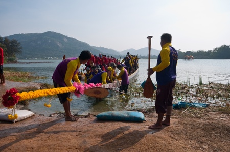HUA HIN, THAILAND - DECEMBER 25 : Participants in the Hua Hin Long Boat Competition 2011 on December 25, 2011 in The Khotao Lake , Hua Hin, Thailand. のeditorial素材