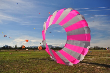 CHA-AM - MARCH 9: Colorful of kites in the 12th Thailand International Kite Festival on March 9, 2012 in Naresuan Camp, Cha-am, Thailand. のeditorial素材