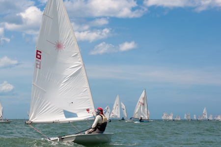 Hua Hin, Thailand - AUGUST 11- Unidentified sailing competitor in Kingのeditorial素材