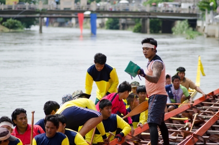 Petchaburi, THAILAND - October 7 : Participants in the Petchaburi Long Boat Competition 2012 on October 7, 2012 in The Petchaburi river ,Petchaburi Province, Thailand. のeditorial素材