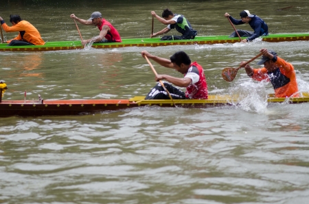 Petchaburi, THAILAND - October 7 : Participants in the Petchaburi Long Boat Competition 2012 on October 7, 2012 in The Petchaburi river ,Petchaburi Province, Thailand. のeditorial素材