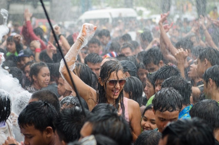 HUA HIN - APRIL 13: Unknown people  from Hua Hin, Thailand On party Thai New Year Celebration (Songkran) on April 13, 2013  in the Pochkasem road near Market Village, Hua Hin, Thailand.のeditorial素材