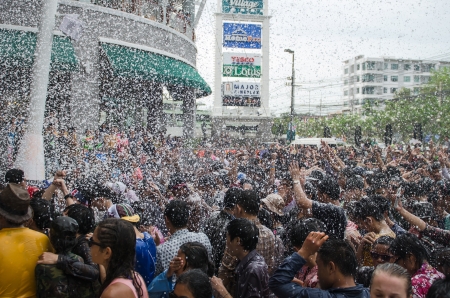 HUA HIN - APRIL 13: Unknown people  from Hua Hin, Thailand On party Thai New Year Celebration (Songkran) on April 13, 2013  in the Pochkasem road near Market Village, Hua Hin, Thailand.のeditorial素材