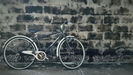 Bicycle and old wall backgroundの素材