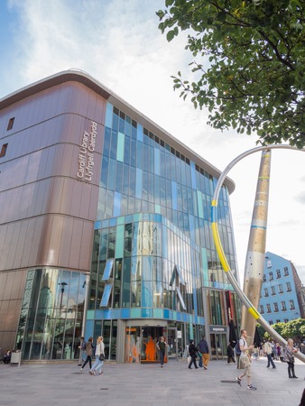 CARDIFF, WALES - 5 OCT. 2013:  Unidentified people on the square near Cardiff Central Library and the Alliance sculpture in Cardiff, Walesのeditorial素材
